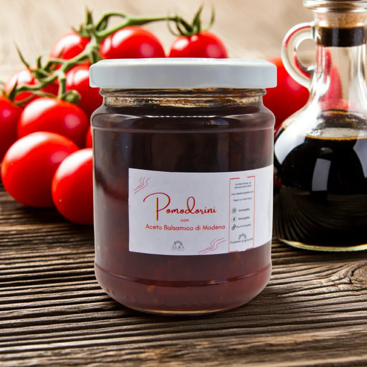 Vaso di vetro da 250 g con confettura di pomodorini e aceto balsamico di Modena, perfetta per formaggi e carni.