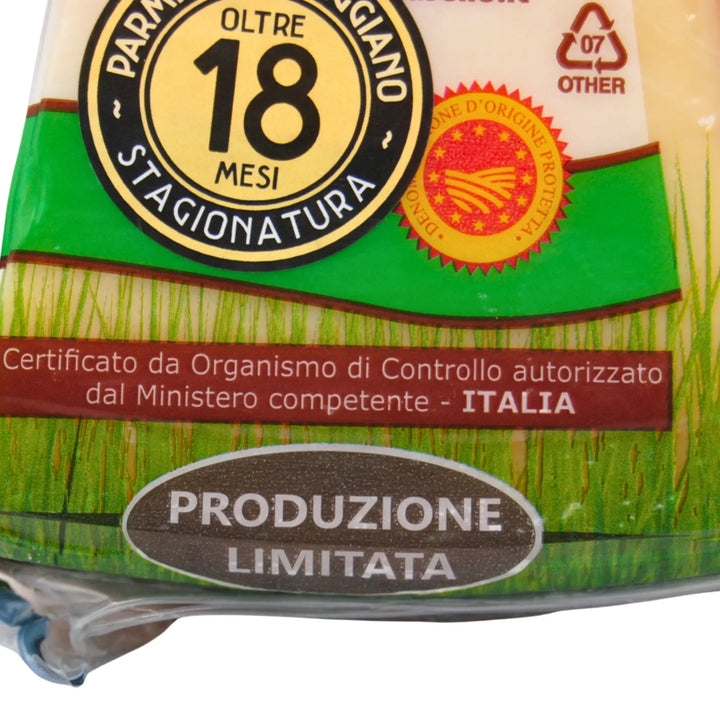 Formaggio Parmigiano Reggiano DOP stagionato 18 mesi con pasta compatta e aroma delicato