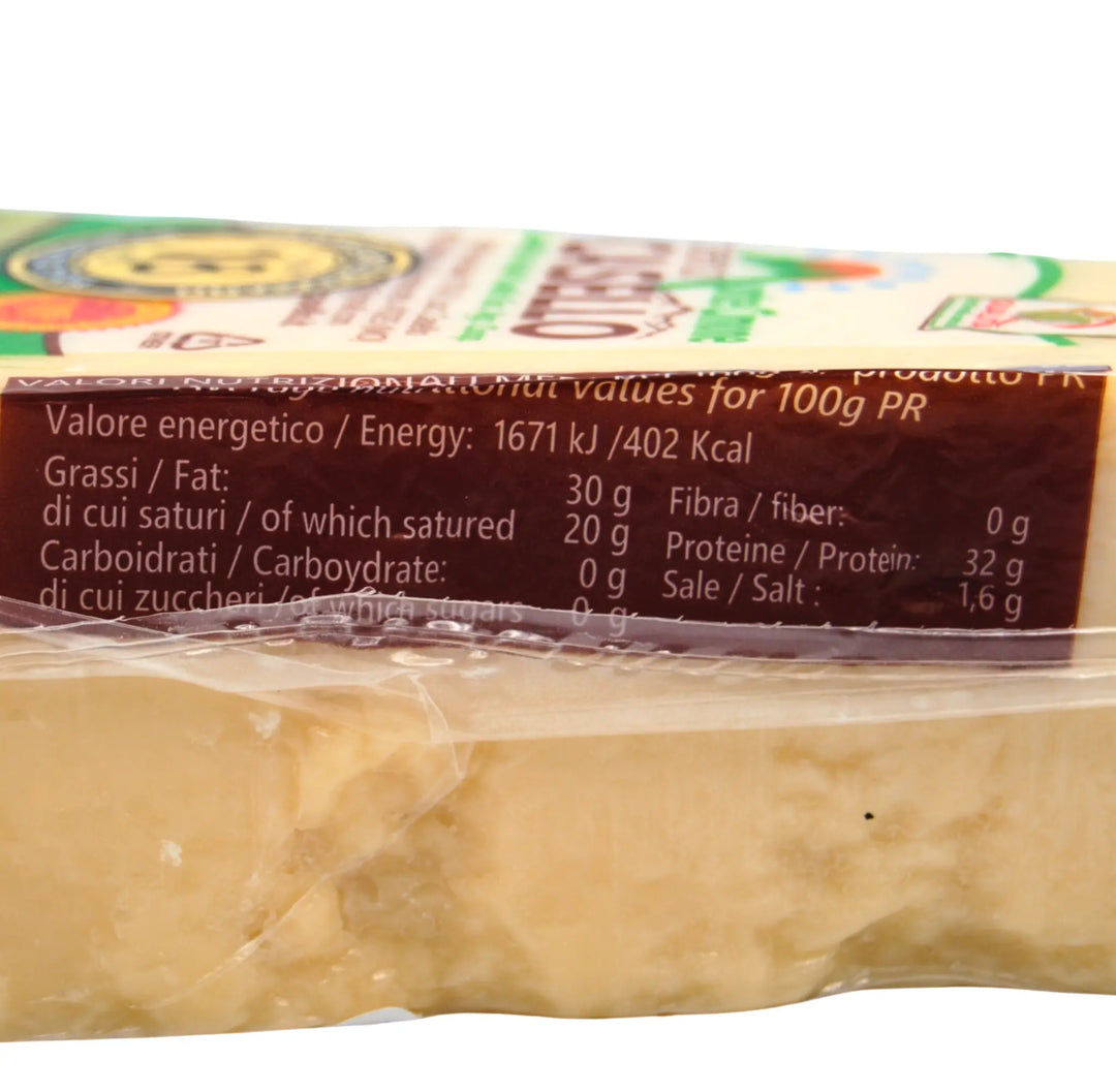 Formaggio Parmigiano Reggiano DOP stagionato 18 mesi, pasta compatta e colore paglierino chiaro