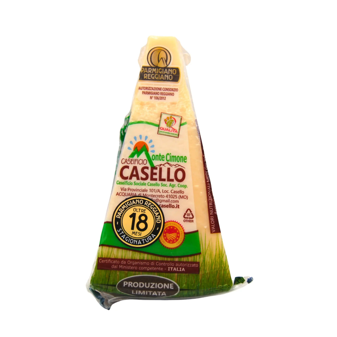Forma di Parmigiano Reggiano DOP stagionato 18 mesi con colore paglierino chiaro e texture morbida
