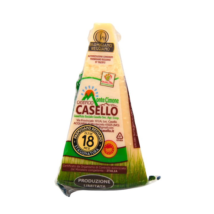 Forma di Parmigiano Reggiano DOP stagionato 18 mesi con colore paglierino chiaro e texture morbida