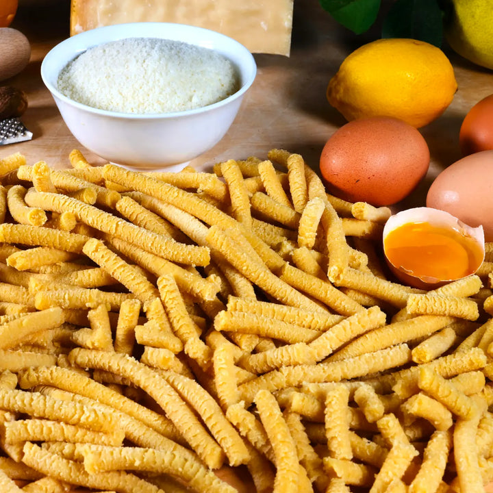 Passatelli Artigianali fatti a mano con Parmigiano Reggiano DOP, uova fresche e pane grattugiato, pronti per spedizione in Italia