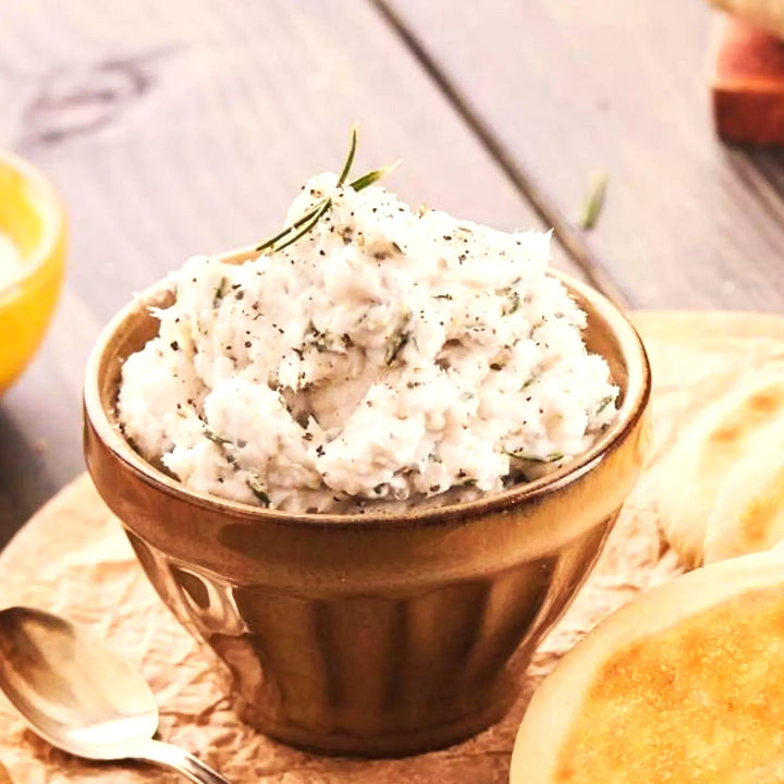 Pesto per tigelle lardo condimentato in vaschetta da 250 gr, crema tipica modenese con aglio e rosmarino.